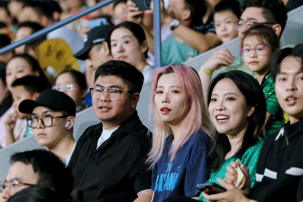 乐鱼体育登录-东北女生北京国安主场4万人面前反向求婚：北京爷们儿，我们结婚吧！