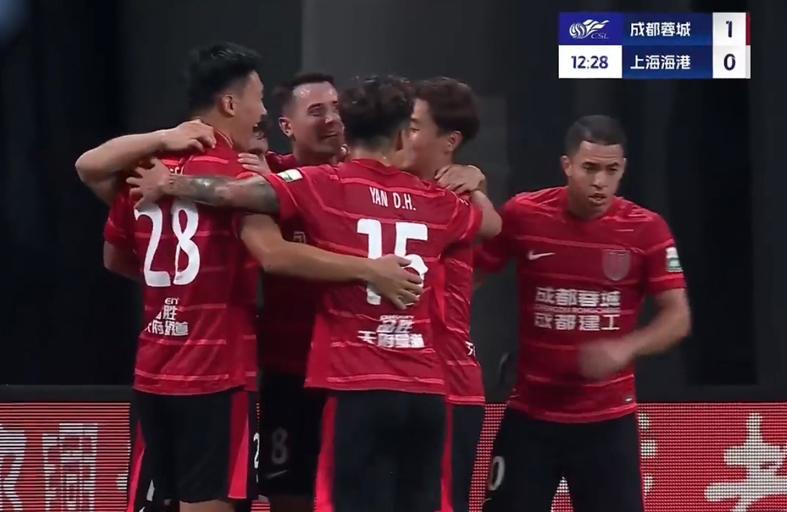 乐鱼体育登录-王4被打爆了！杨世元太鲁莽了，成都双杀海港登顶 光头黔驴技穷了