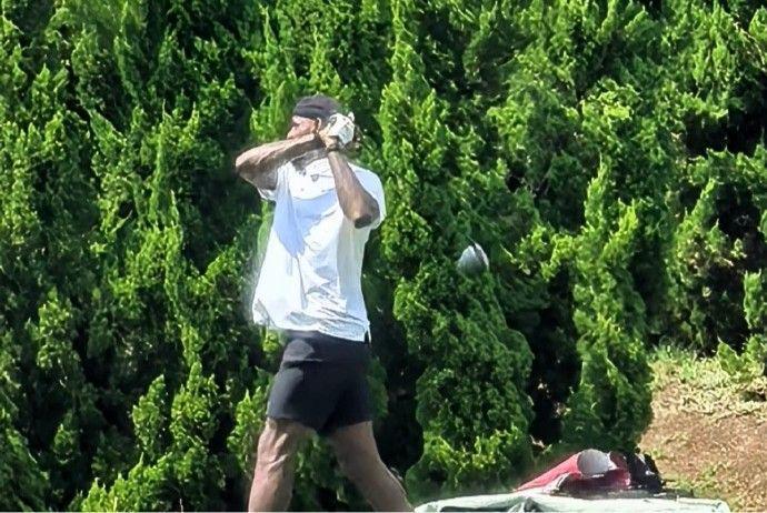 乐鱼体育登录-看来是计划好的！网友晒出詹姆斯训练使用的高尔夫球为特质用球