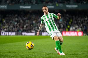 西媒：安东尼在贝蒂斯受到英雄般礼遇，但俱乐部无力承担买断费