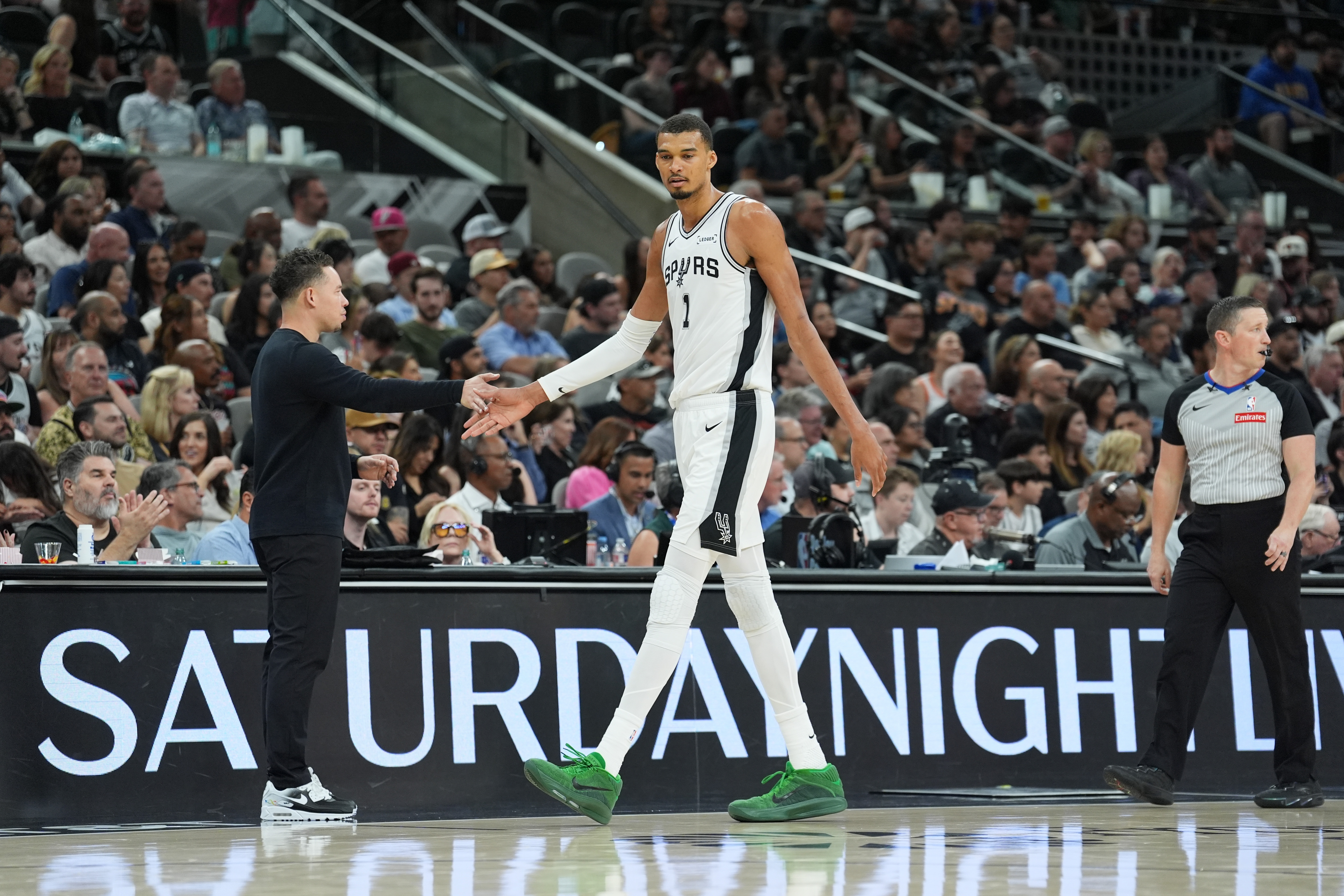 乐鱼体育官方网站-吉诺比利祝贺马刺60胜：太不可思议了 为整个团队感到无比骄傲